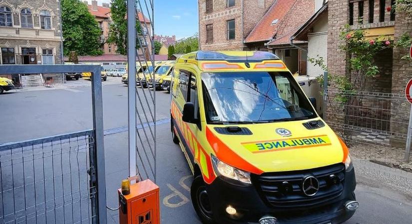 Kisfiú hívta a mentőket, testvére életéért küzdöttek