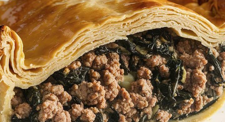 Tartalmas húsos pite kenyérformában: leveles tészta az alapja