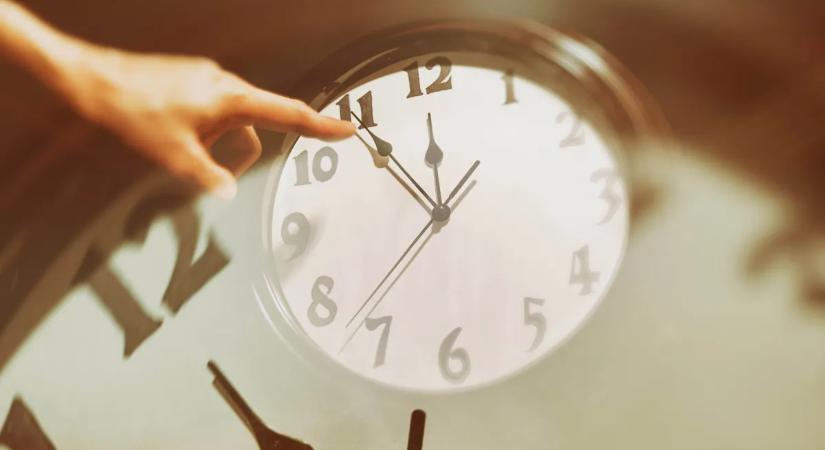 A hétvégi óraátállítás borítja a menetrendet – fontos közleményt adott ki a MÁV és a BKK