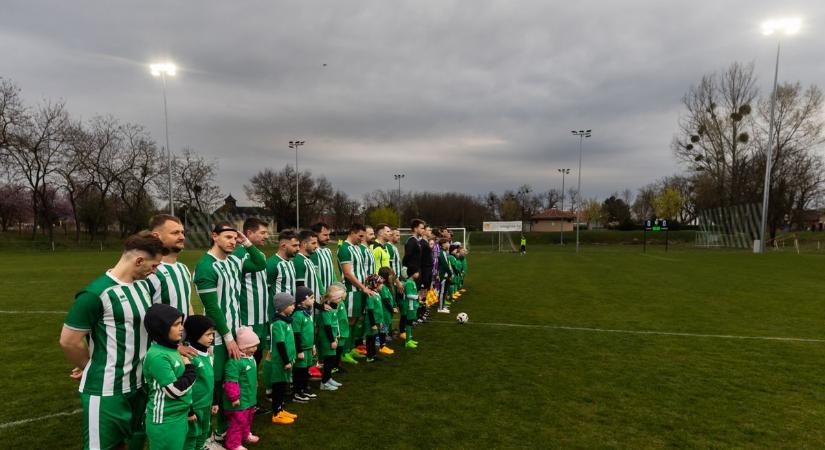Fényárban a naszályi pálya: gálamérkőzéssel ünnepelt a labdarúgó közösség fotók, videó