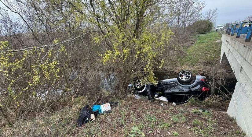 Képeken és videón a sokkoló baleset a 4-es főúton: csatornába zuhant az autó