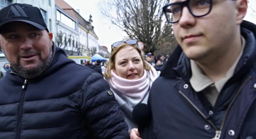 Adolfék ráküldik az Orbán ellen tüntetőkre a fideszes B-közepet, a kameránk elől viszont menekülnek
