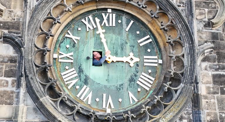 Készüljön fel, ismét át kell állítani az órát, de nem mindegy, melyik irányba