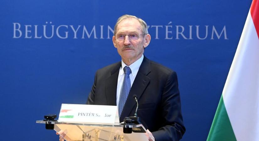 „Az ünnepelt hősök utólag mindig rádöbbennek, hogy az árulókat azok is gyűlölik, akiknek szolgálnak” – írta Pintér minisztériuma Szabó Bencéről