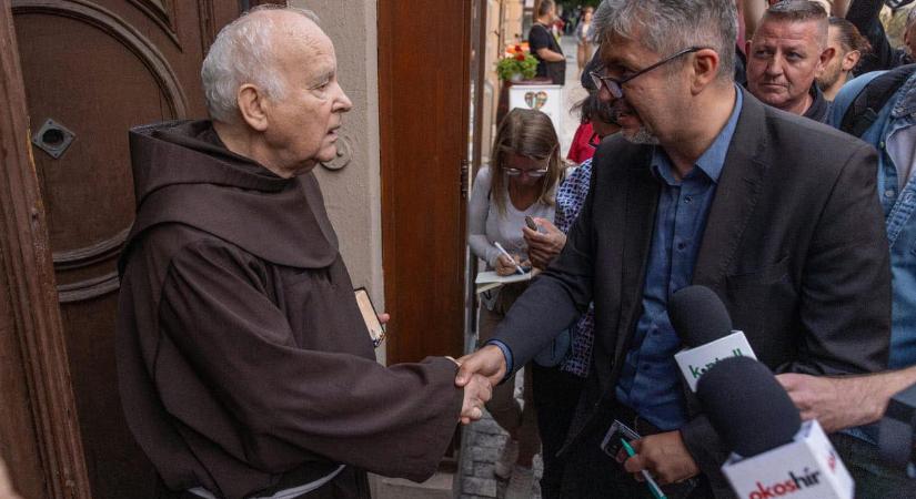Felmentette a bíróság a Ferenciek terén a pappal vitatkozó hadházysta tüntetőket