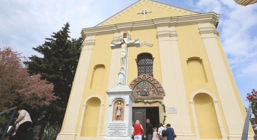 Bár leszakadt egy gerenda, a kegyhely búcsúnaptára azért elkészült
