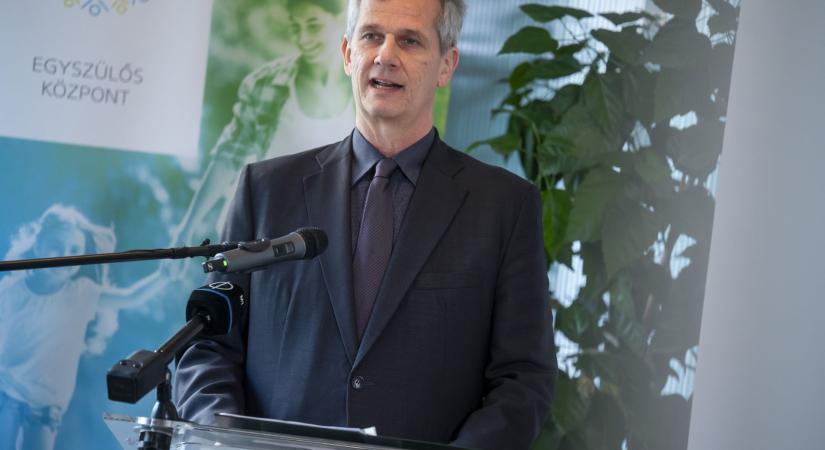 A családügyekért felelős helyettes államtitkár is tulajdonosa az esemény utáni tabletta kiadását megtagadó patikának