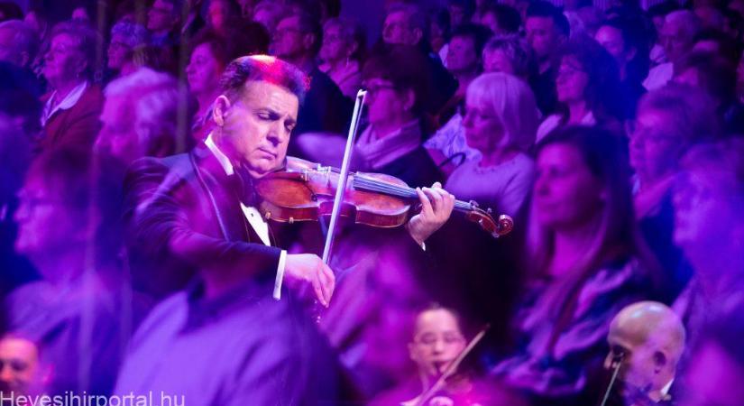 Mága Zoltán virtuóz játéka elbűvölte a hevesi közönséget is – fotókkal