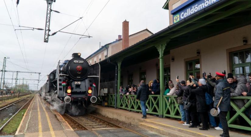 Sűrű füst és nosztalgia: Celldömölkre érkezett az Aranyvonat