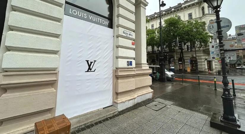 Kifosztották az Andrássy úti luxusüzletet, miután autóval tolattak a kirakatába