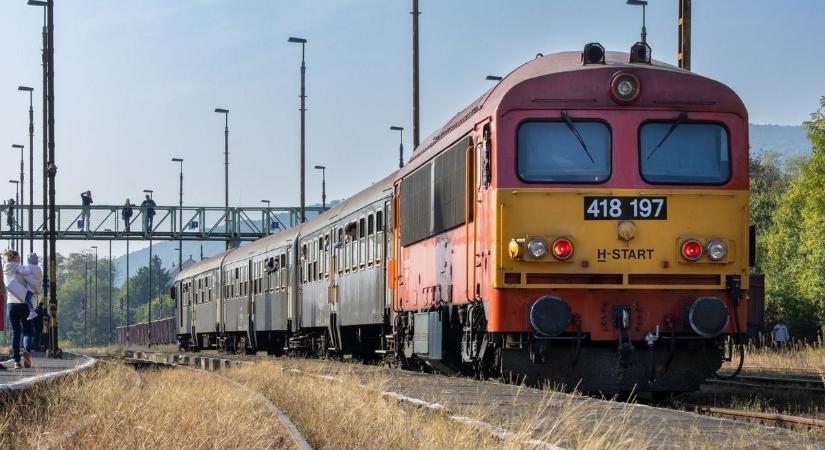 A nyári időszámítás kezdete alaposan belepiszkál a menetrendekbe! Erre készüljön