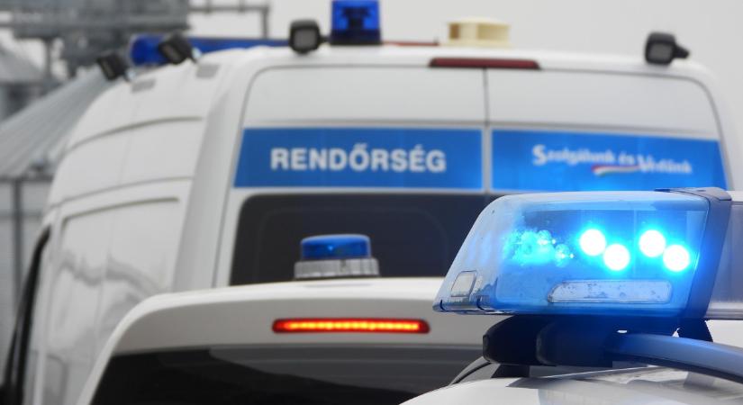 Vízbe zuhant egy autó a 4-es főút mentén, Debrecennél az árokban landolt egy gépkocsi