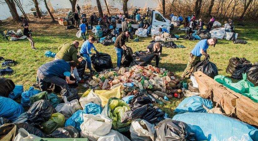 Döbbenetes, mi volt a nádasban: több tonna szemét került elő a Tisza-tónál
