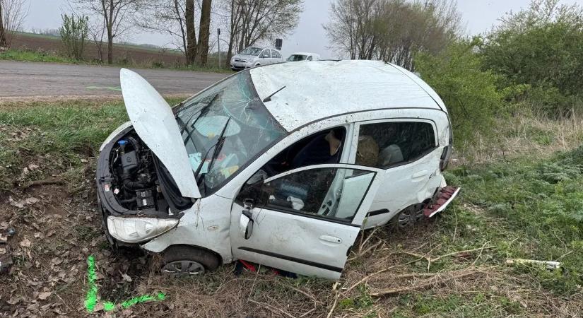 Sokk a 4805-ös úton: árokba csapódott az autó Ebesnél – videó és fotók