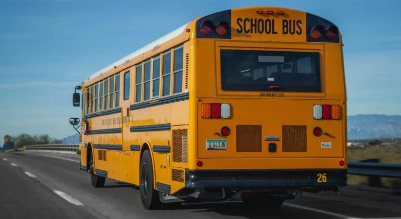 Iskolabusz ütközött több járművel – két gyerek meghalt, heten súlyosan megsérültek