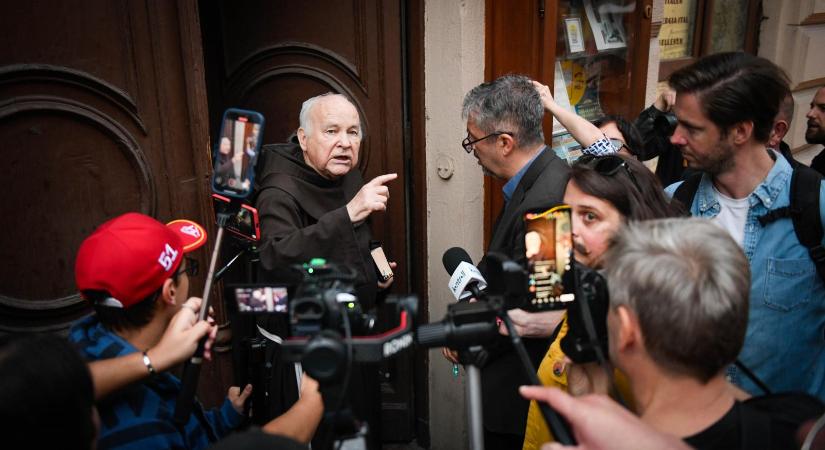 Megsemmisítette a Hadházy Ákos mellett tüntető, ferences pappal vitázó demonstrálók büntetéseit a bíróság