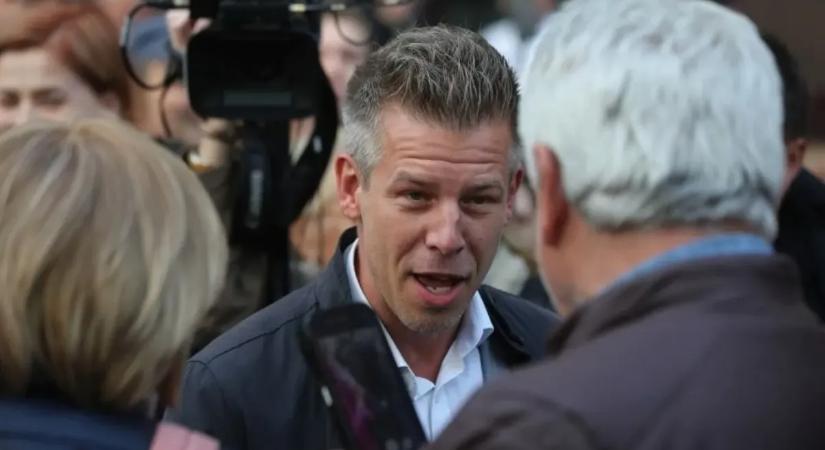 Elszabadult indulatok Győrben: a Tisza szimpatizánsai a Hír TV stábját vegzálták