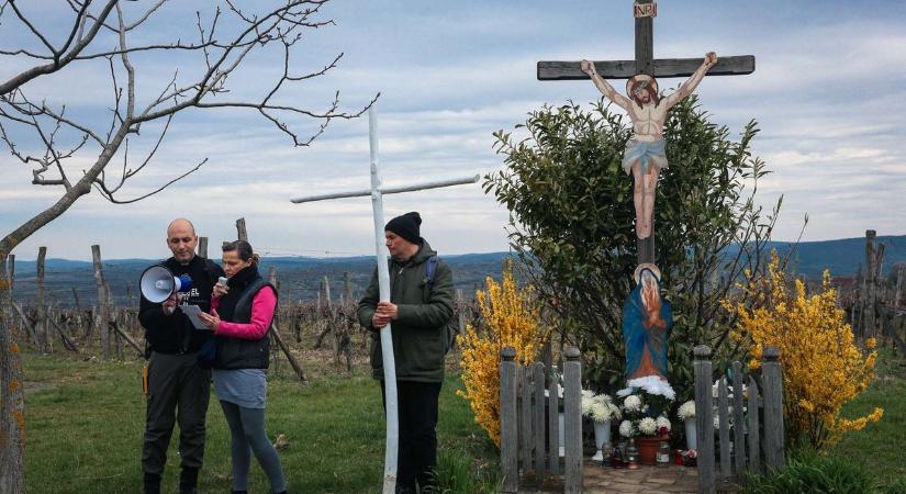 Kereszttel a vállukon indultak a Nagy-Eged hegyi túrára a fiatalok