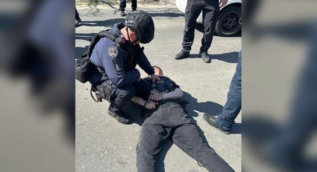 Odesszában egy férfi lövöldözni kezdett és kézigránátot robbantott fel a nyílt utcán