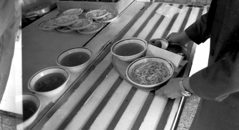 Csontleves és káposztás kocka az alumíniumtálcán - somogyi menzavisszatekintő