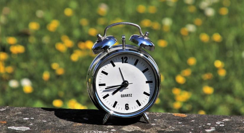 Óraátállítás 2026: egy órával rövidebb lesz a hétvége