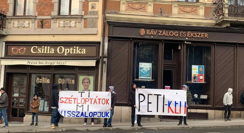 A Kutyapárt azt állítja, hogy fizetett fideszes provokátorok támadtak rájuk Orbán Viktor beszéde előtt