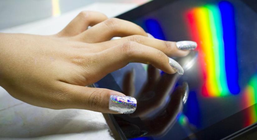 Hasznos találmány: ezzel a körömlakkal az ujjad lesz az érintőképernyős ceruza