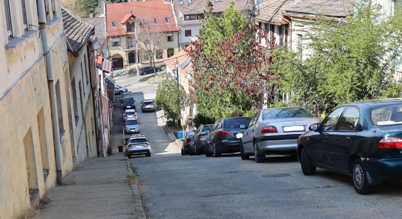 Ez Pécs legmeredekebb utcája – a helyiek szerint is ez viszi a prímet (FOTÓK!)