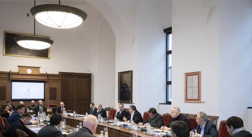 A választások előtt 16 nappal hozott újabb vészhelyzeti rendeletet a kormány