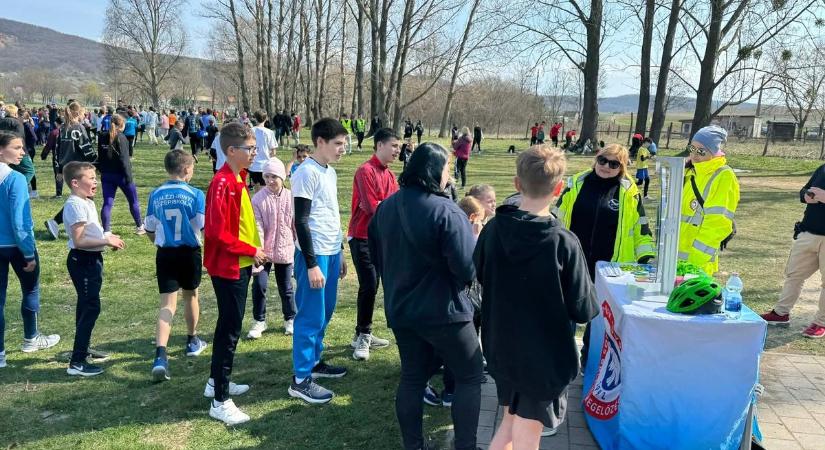 A rendőrök is megjelentek a héregi diákolimpián, futócipő után KRESZ-kérdések