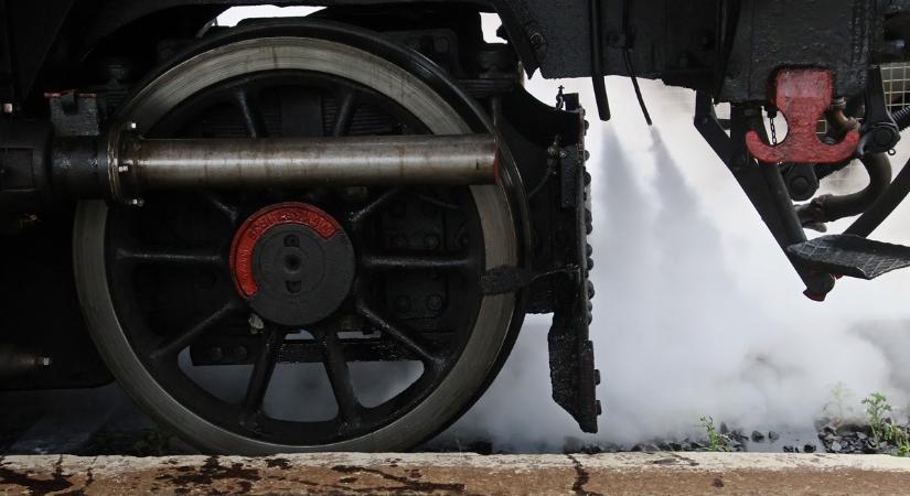 Időutazás Győrből Szombathelyre a legendás 424-es gőzmozdonnyal