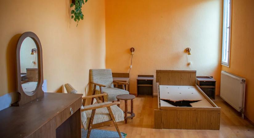 Szobakulcsok a recepción, összegyűrt lepedő az ágyon: mindent hátrahagyva tűntek el a magyar hotel vendégei