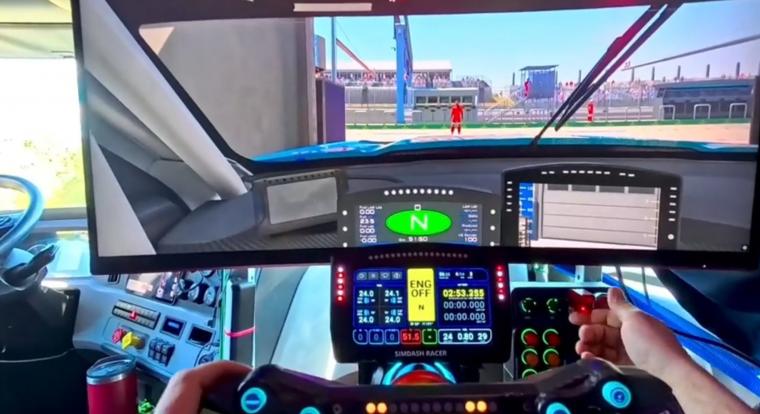 A kamionos, aki annyira szereti a munkáját, hogy egy kétmilliós szimulátort épített az anyósülés helyére