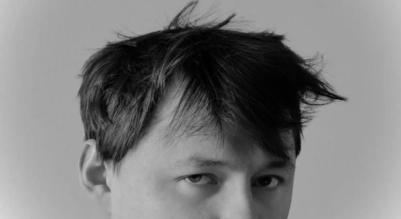 "A tükörbe nézve azt gondoltam, mit tettem?" - Ritka betegség miatt tépkedi ki a saját szemöldökét a férfi