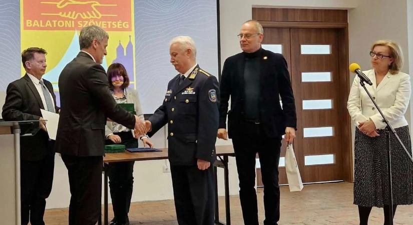Több mint 37 éven át szolgált a vízirendészetnél, most különleges díjat kapott az egykori vezető