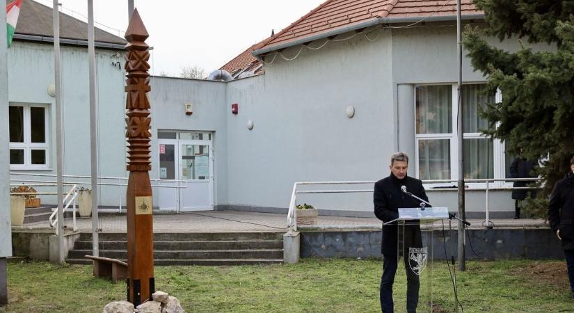 Közösségi összefogással avattak emlékoszlopot Pusztaszabolcson