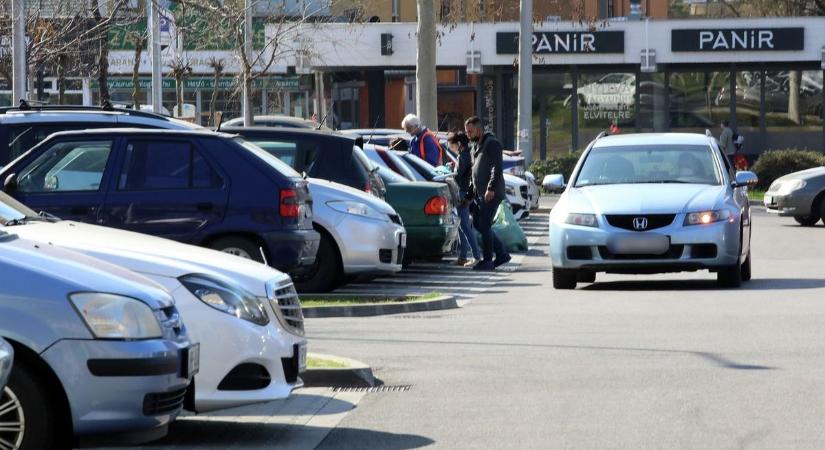 Nincs sehol szabad hely, szabálytalanul kell parkoljunk Pécs belvárosában