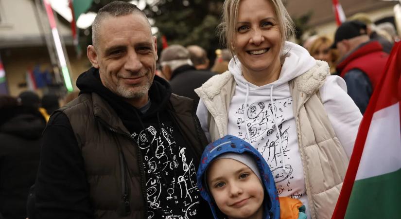 Óriási a tömeg - Megjöttek az első fotók Pécelről