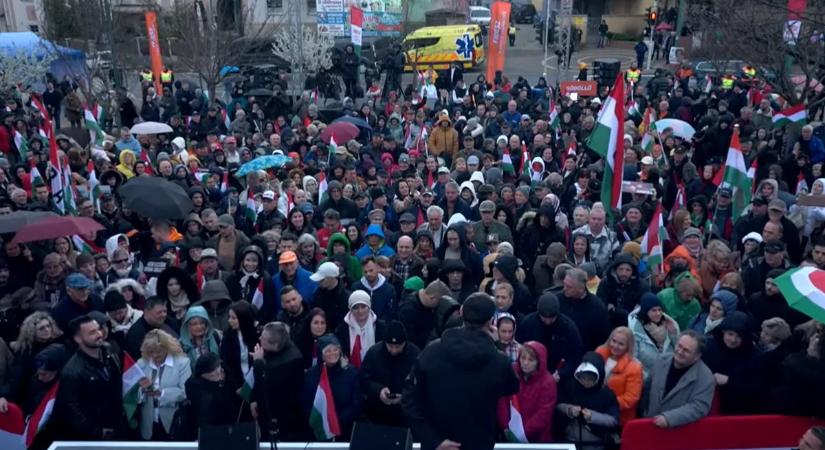 Országjárás: már most rengetegen vannak, így várják Orbán Viktort Pécelen