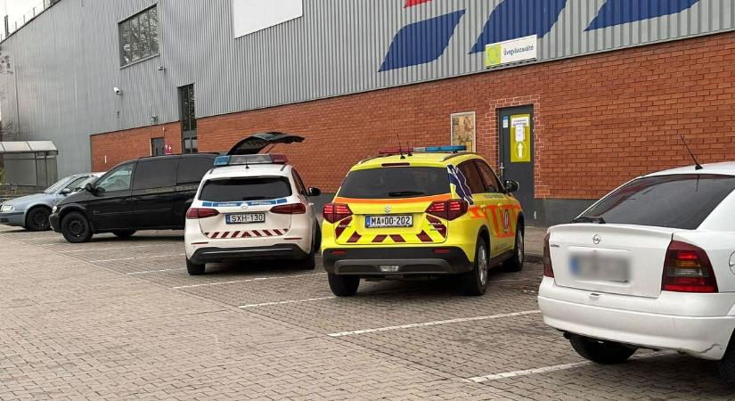 Tragédia: meghalt egy 60 éves férfi a kaposvári áruháznál