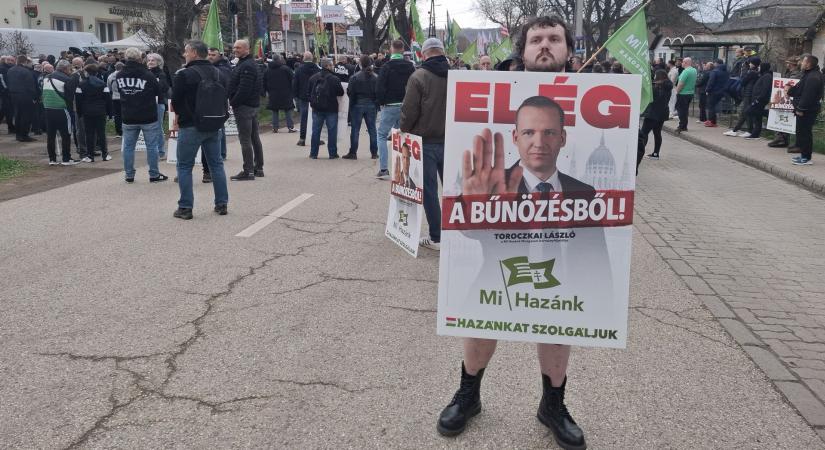 Kállón vonulnak, de egyelőre nyugalom van