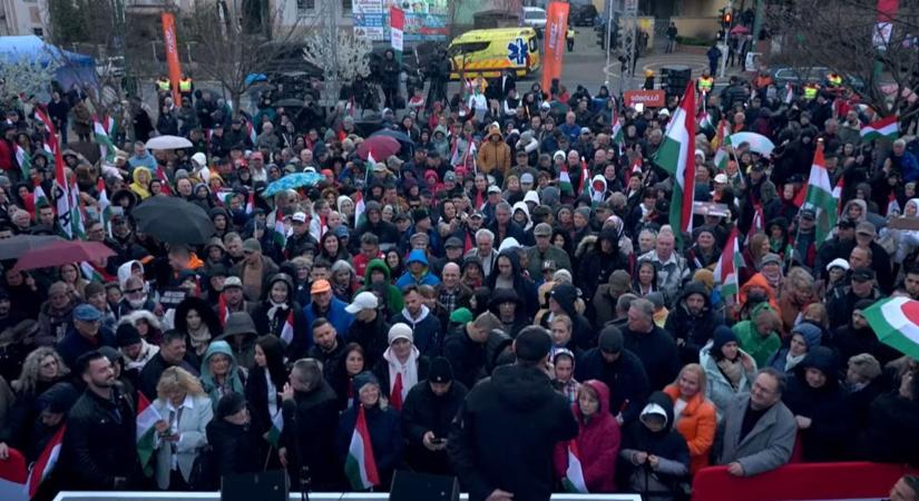Mindenki Orbán Viktorra kíváncsi: hihetetlen tömeg gyűlt össze Pécelen