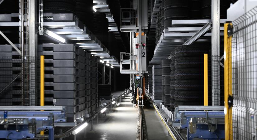 Vaksötét raktárak, tiktokozó robotok és nőgyűlölő AI