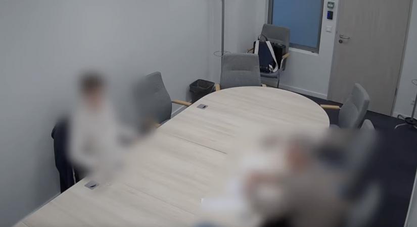 A kormány videórészleteket rakott ki arról, hogyan hallgatták meg a volt tiszás informatikust az Alkotmányvédelmi Hivatalban