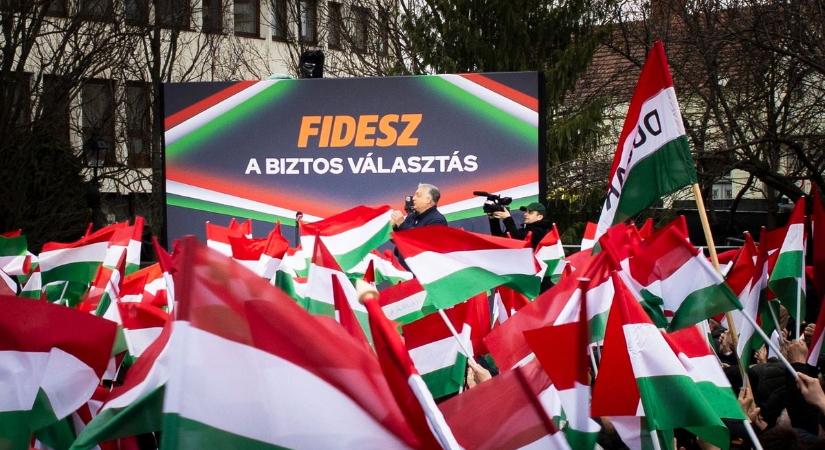 Orbán Viktor Pécelen: Hiába az eső, ezrek gyűlnek a Pest vármegyei városban a kormányfő beszéde előtt