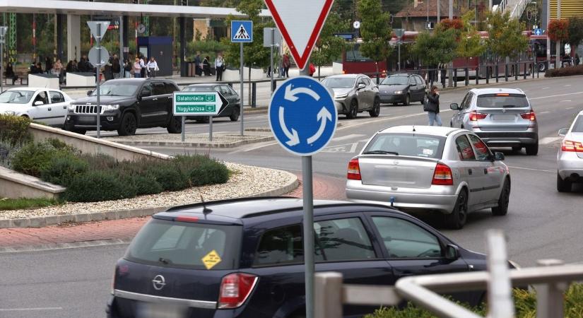 Ezrek hibázzák el naponta: soha ne csinálj ilyet a többsávos körforgalomban!