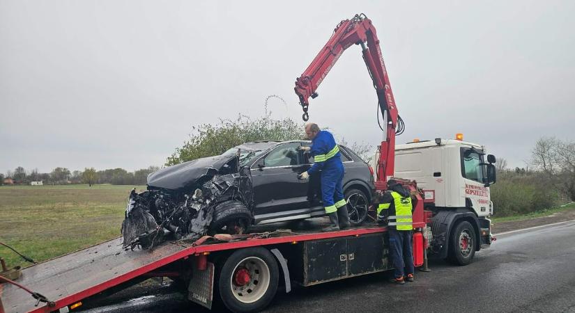 Durva baleset a 4-esen: vízbe csapódott és félig elmerült egy autó – drámai fotókon a mentés pillanatai