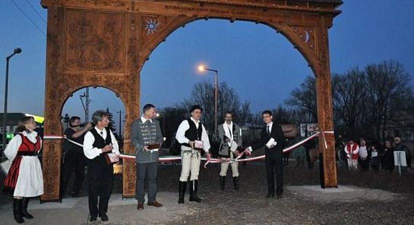 Székes Fejér Város Csíki Székelykapujának avatása
