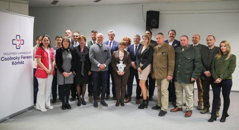 Vadászok támogatták a veszprémi kórház beteg gyermekeinek ellátását (galéria)