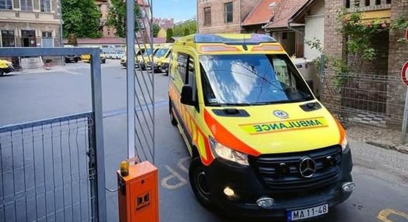 Drámai pillanatok a Dunántúlon: 10 éves fiú tárcsázta a mentőket testvéréhez